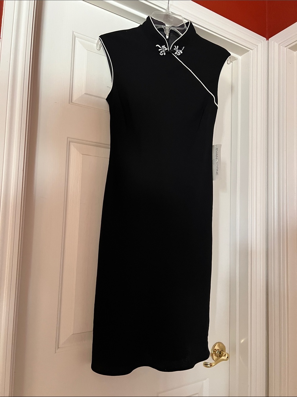 Evan Picone black dress ( NWT )
( Elegant fabric Muted)